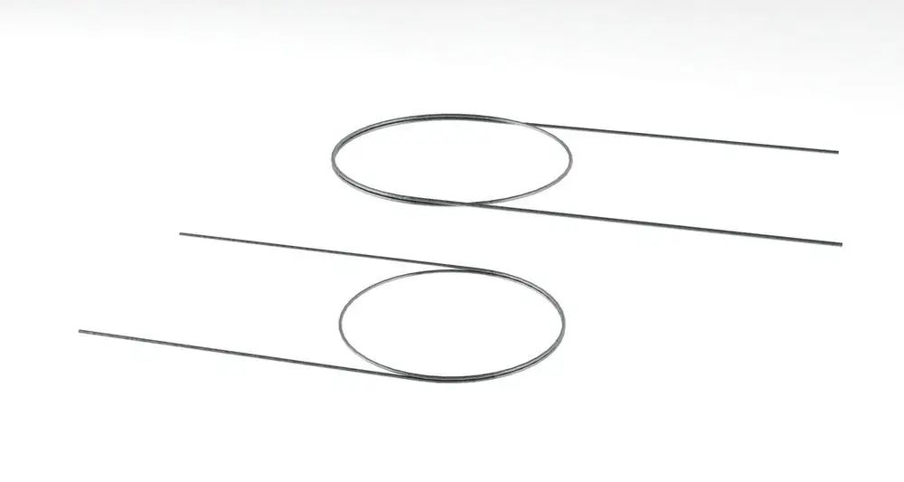 Zwei Abstandshalter aus Metall mit durchgehenden Drahtenden, geeignet für Anwendungen mit Remeha-Produkten.